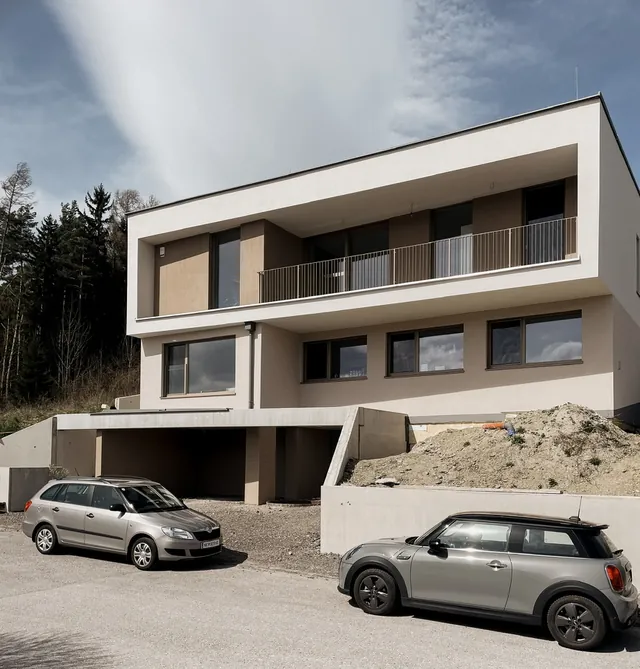 Haus H: fertiggestelltes Wohnhaus in Hanglage mit Terrasse und Garage