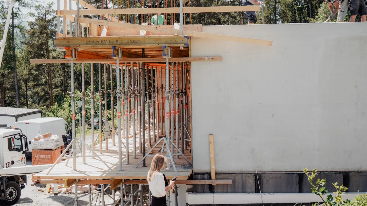 Baustelle Haus H: Rohbau mit Schalung und Bewehrung in Hanglage