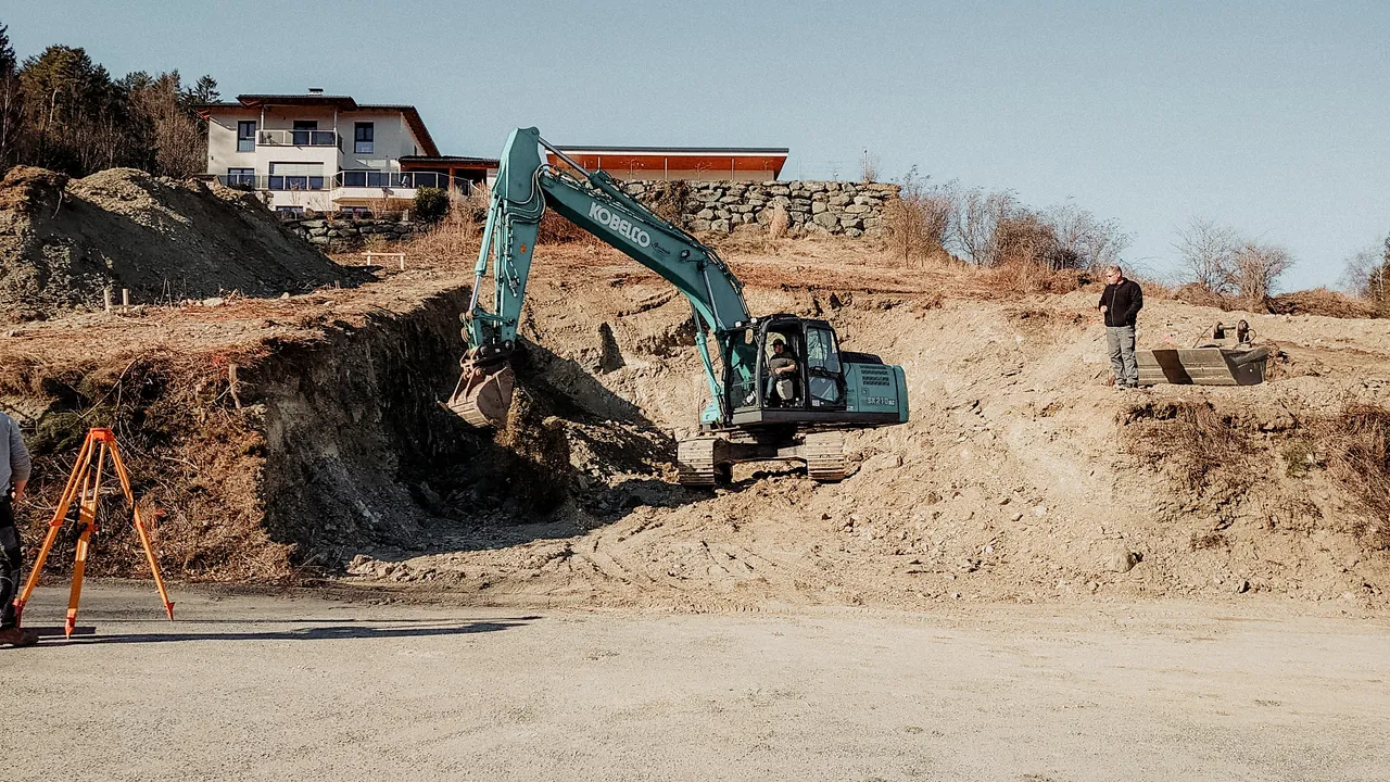 Baustelle Haus H: Erdarbeiten und Geländemodellierung am Hang