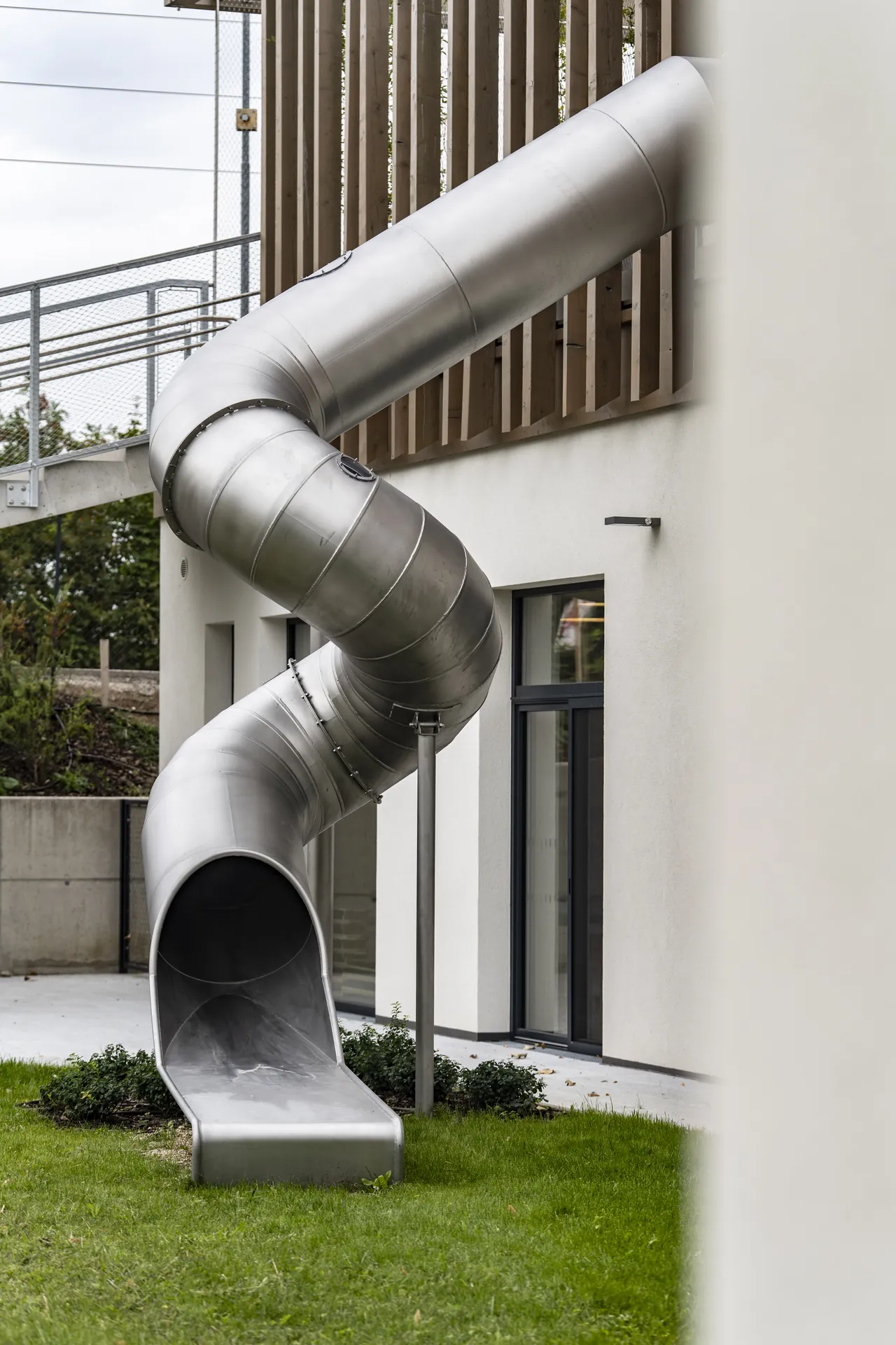 Rutsche an der Fassade im Garten des Kindergartens