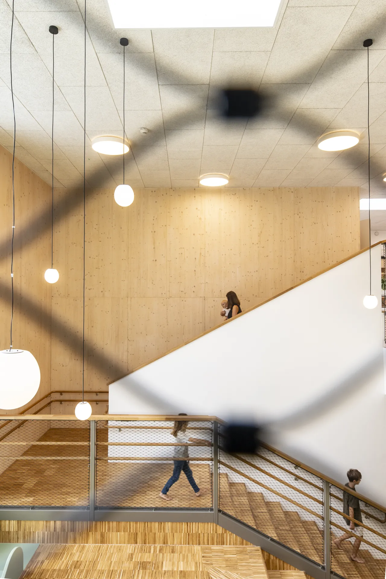 Treppenhaus mit Netzkonstruktion und Hängeleuchten