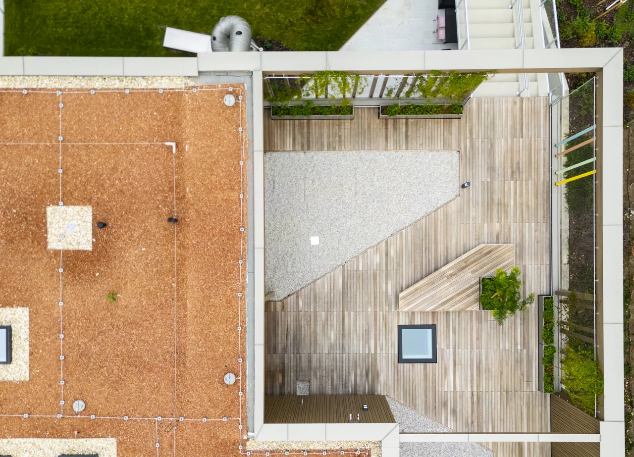 Luftbild des Innenhofs mit Terrassendeck und Bepflanzung
