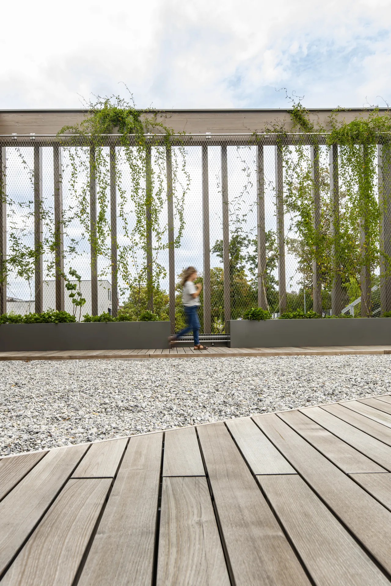 Außenbereich mit Pergola und Holzterrasse