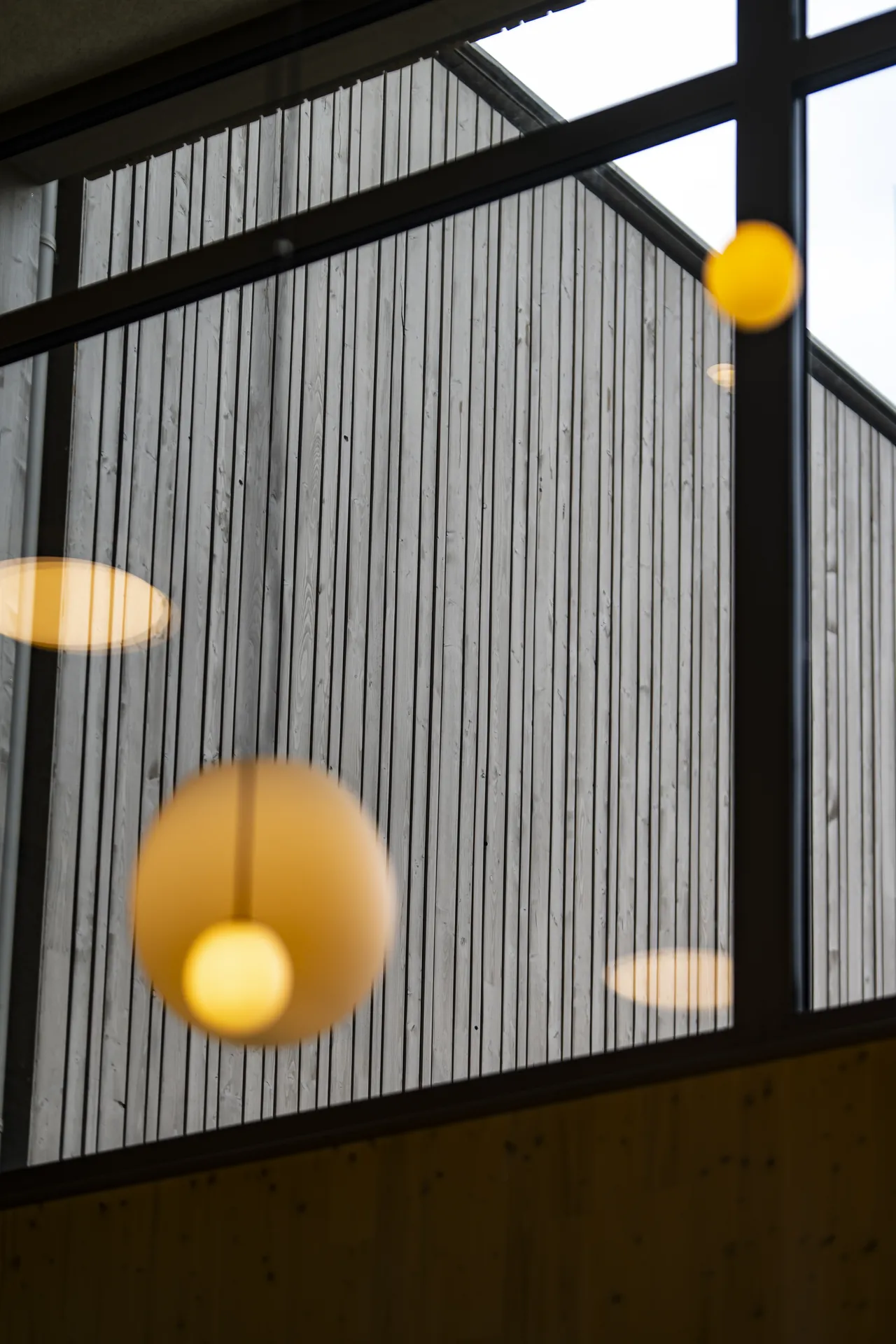 Detail der Innenbeleuchtung mit Hängeleuchten