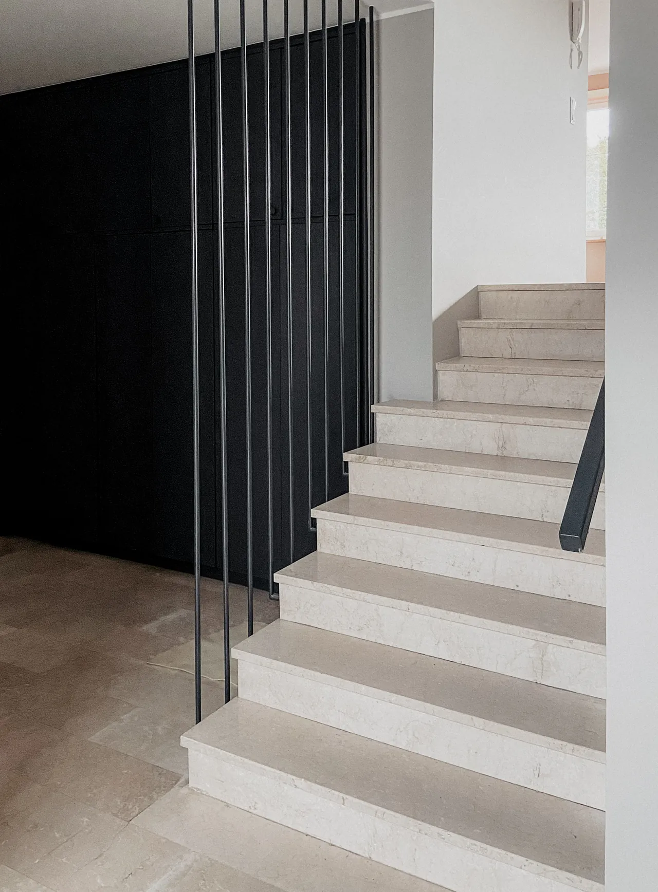 Neue Treppe im Inneren mit schwarzem Stab-Geländer